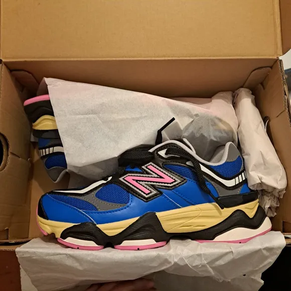 New Balance 9060 Sneakers Size 5 Blue Pink