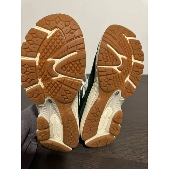 NEW New Balance 2002R Boys Kids Green Beige Sneakers Sz 2 Shoes