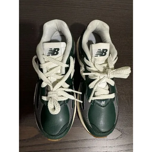 NEW New Balance 2002R Boys Kids Green Beige Sneakers Sz 2 Shoes