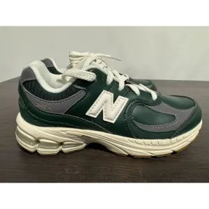 NEW New Balance 2002R Boys Kids Green Beige Sneakers Sz 2 Shoes