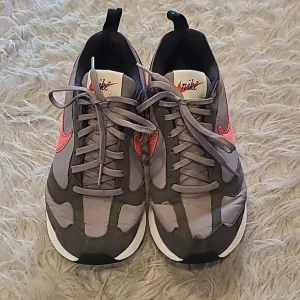 Nike Air max dawn gray and red tennishoes size 5 1/2 youth