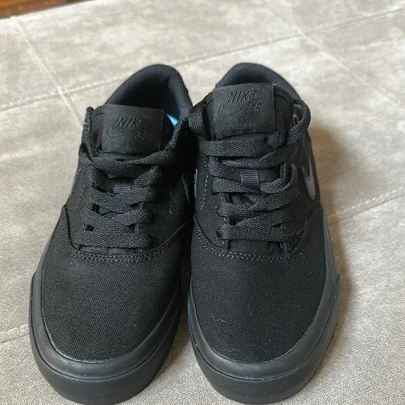 Nike Black Minimalist Sneakers with Sleek Design
