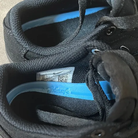 Nike Black Minimalist Sneakers with Sleek Design