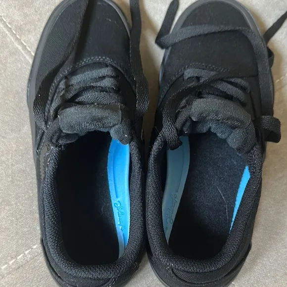 Nike Black Minimalist Sneakers with Sleek Design
