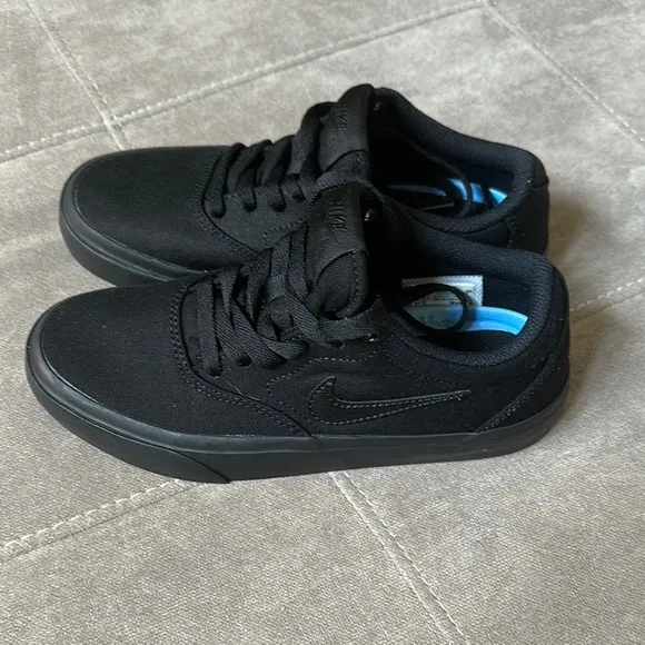 Nike Black Minimalist Sneakers with Sleek Design