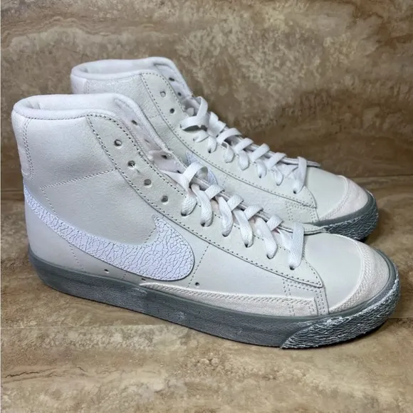 Nike Blazer Mid '77 SE Mid Top Summit White Sneaker DV0797-100 Mens Size 9