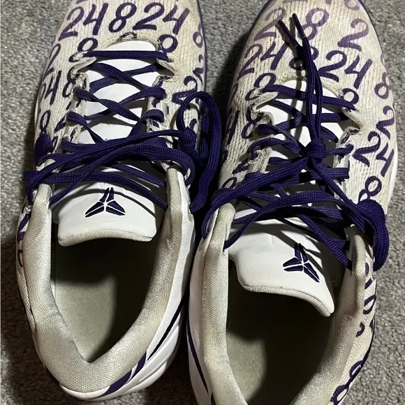 Nike Kobe 8 court purple basketball shoes size 6Y