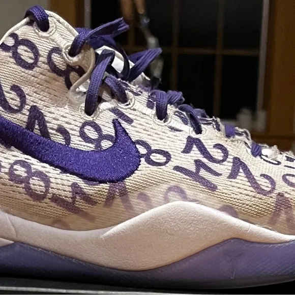 Nike Kobe 8 court purple basketball shoes size 6Y