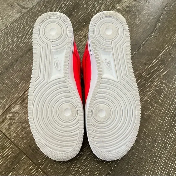 Nike Men’s Air Force 1 Low ‘07 Laser Crimson sneakers