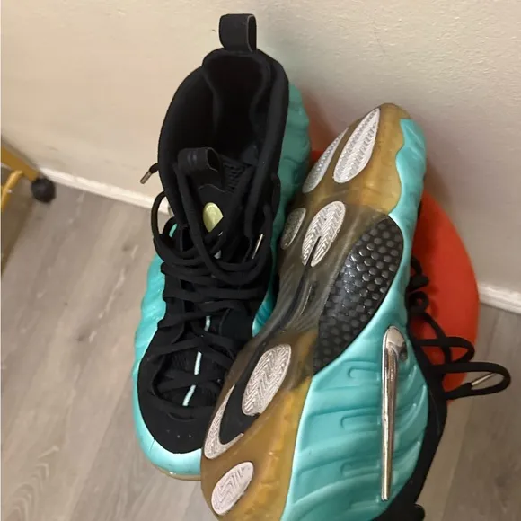 Nike Men’s Foamposite Shoes - Aqua and Black