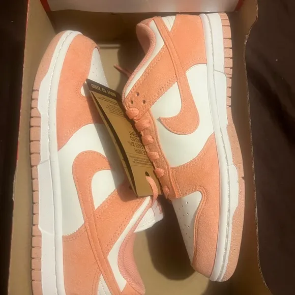 Nike Women's Athletic Shoes - Peach and WhiteNike Dunk Low Apricot