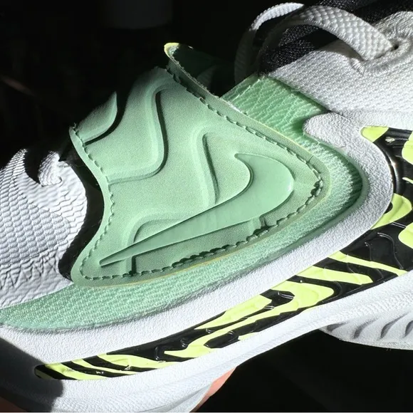 Nike Zoom Freak 4 Kids sz 2Y in Barely Volt (Mint Green &amp; White) DQ0552-100