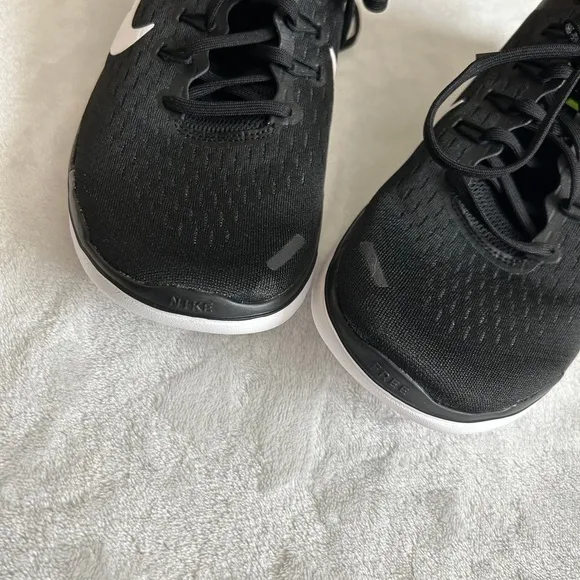 NWOB Nike Men's Free RN Black/White Running Shoes - Size 10