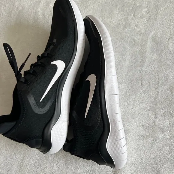 NWOB Nike Men's Free RN Black/White Running Shoes - Size 10
