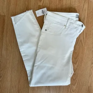 *NWT* Abercrombie &amp; Fitch White Denim Simone High Rise Ankle Jeans, Size 32