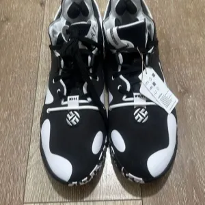 NWT Adidas Mens Black White Harden Vol. 6 Athletic Basketball Shoes Size 14