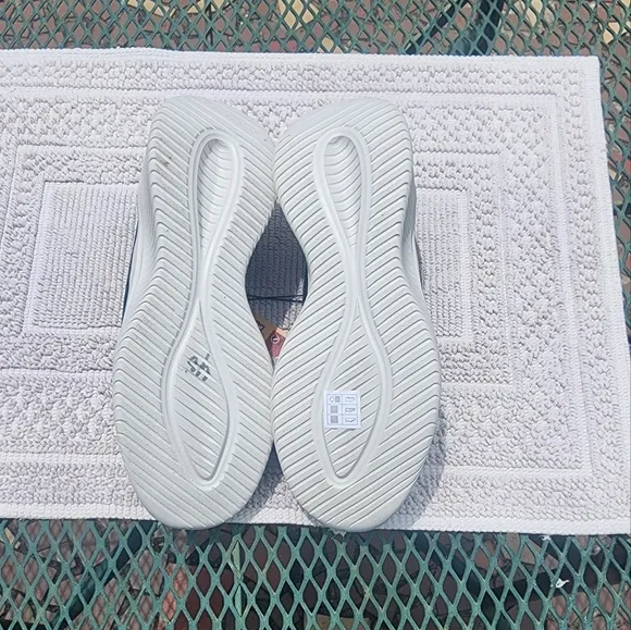 NWT Skechers slip on shoes