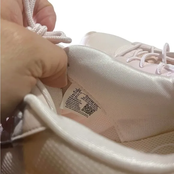 NWT Women's Air Max INTRLK Lite Sneaker Sz 10 Soft Pink
