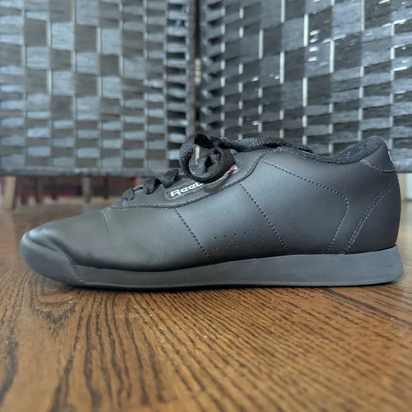 Reebok Black Sneakers Sleek Leather Design