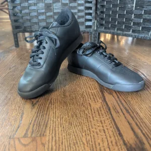 Reebok Black Sneakers Sleek Leather Design