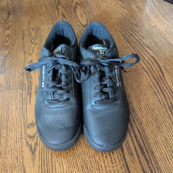Reebok Black Sneakers Sleek Leather Design