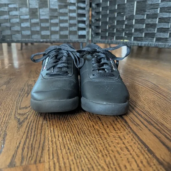 Reebok Black Sneakers Sleek Leather Design