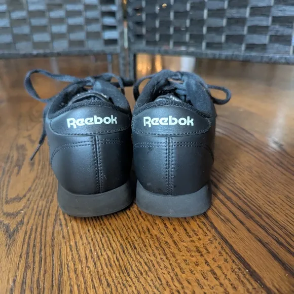 Reebok Black Sneakers Sleek Leather Design