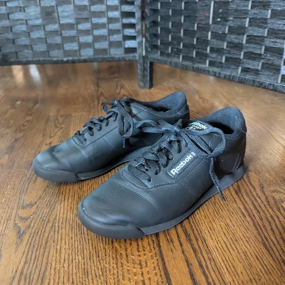 Reebok Black Sneakers Sleek Leather Design
