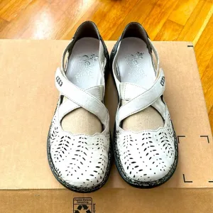 Rieker Women Daisy Mary Jane Shoe cream Gray  colorBlock closed ballerina  9.5 M