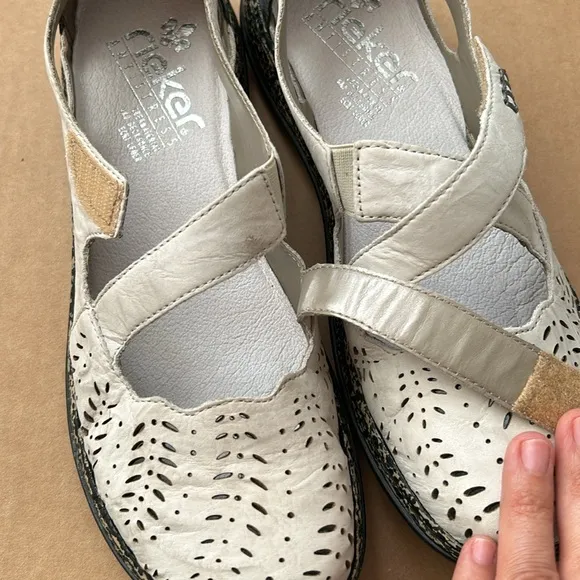 Rieker Women Daisy Mary Jane Shoe cream Gray  colorBlock closed ballerina  9.5 M