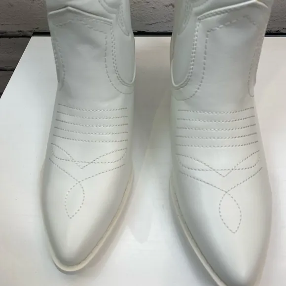 Soda Shoes White Embroidered Cowgirl Cowboy Boots size 8.5 NWT Chappell Roan