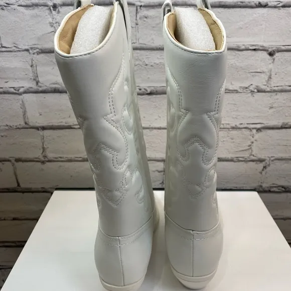 Soda Shoes White Embroidered Cowgirl Cowboy Boots size 8.5 NWT Chappell Roan
