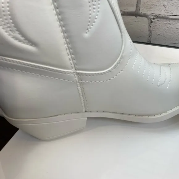 Soda Shoes White Embroidered Cowgirl Cowboy Boots size 8.5 NWT Chappell Roan