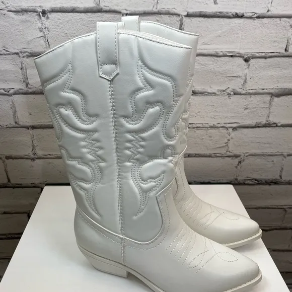 Soda Shoes White Embroidered Cowgirl Cowboy Boots size 8.5 NWT Chappell Roan