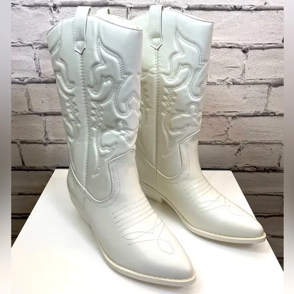 Soda Shoes White Embroidered Cowgirl Cowboy Boots size 8.5 NWT Chappell Roan