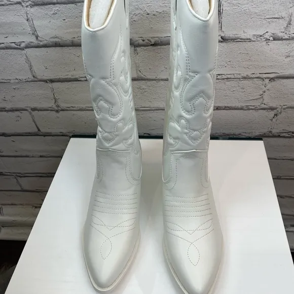 Soda Shoes White Embroidered Cowgirl Cowboy Boots size 8.5 NWT Chappell Roan