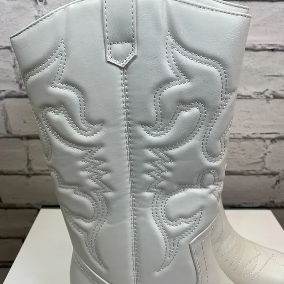 Soda Shoes White Embroidered Cowgirl Cowboy Boots size 8.5 NWT Chappell Roan