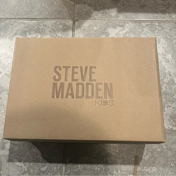 Steve Madden Kids Pink Sandals Girl’s Size 3, New in Box