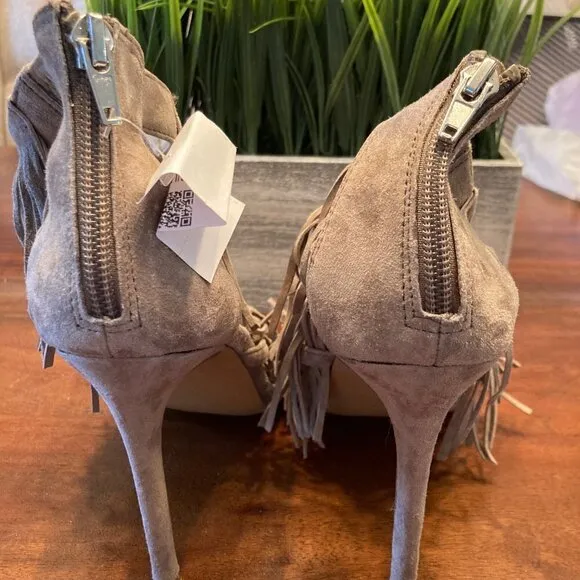 Steve Madden Taupe Fringly Sandals  Size 8