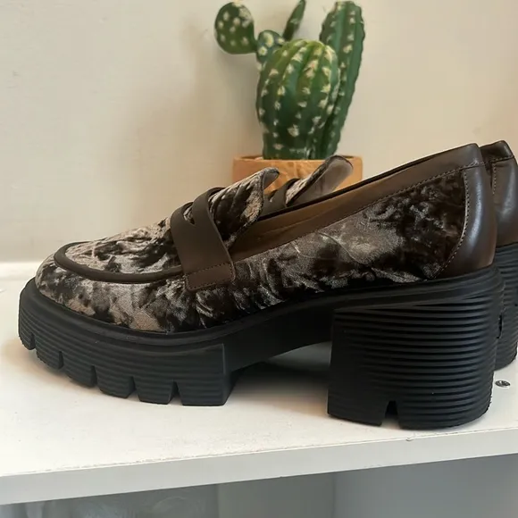 Stuart Weitzman soho Loafer Truffle Size 6.5