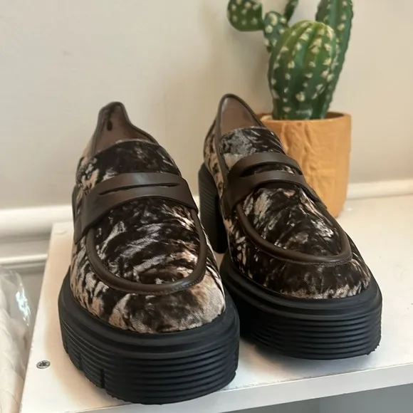 Stuart Weitzman soho Loafer Truffle Size 6.5