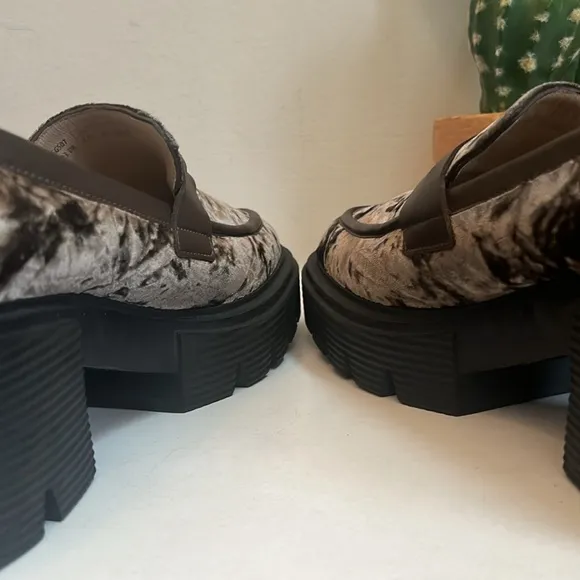 Stuart Weitzman soho Loafer Truffle Size 6.5