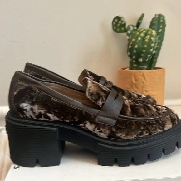 Stuart Weitzman soho Loafer Truffle Size 6.5