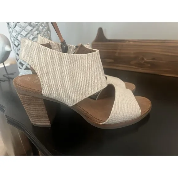 Toms Sandals Womens 8.5 Majorca Cutout Ankle Straps Beige Suede Side Zip Heeled
