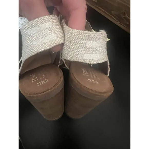 Toms Sandals Womens 8.5 Majorca Cutout Ankle Straps Beige Suede Side Zip Heeled