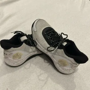 Under Armour Curry Basketball Shoes White Black Size 7Y
