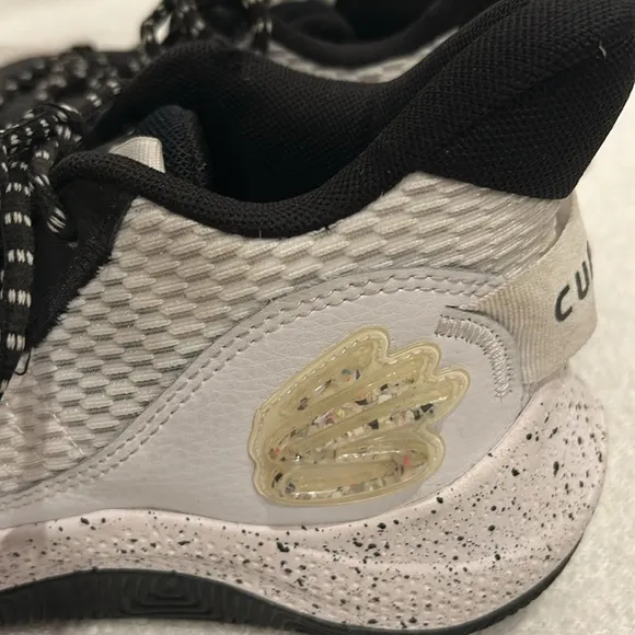 Under Armour Curry Basketball Shoes White Black Size 7Y