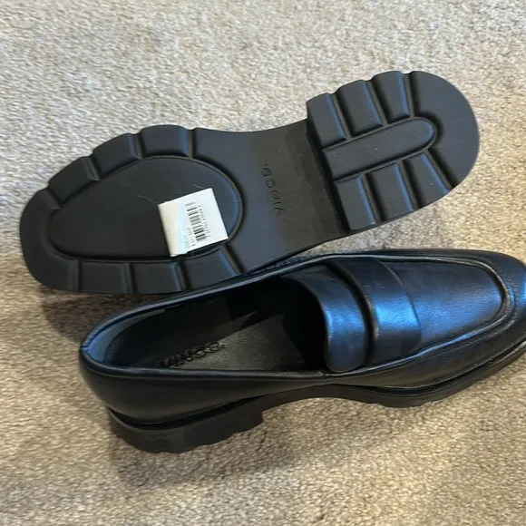 Vince  Black Leather Loafers size reads 7.5. Fit 8