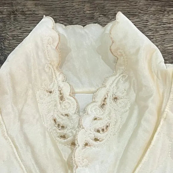 Vintage 70s JC Penney Cream Misses Robe Quilted Embroidered Made in USA - Large