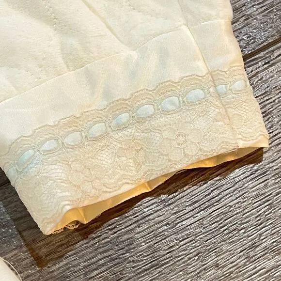 Vintage 70s JC Penney Cream Misses Robe Quilted Embroidered Made in USA - Large